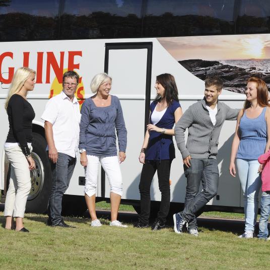 Grupp står framför Viking Line Buss på Åland.