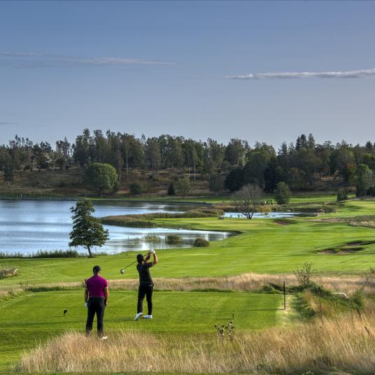 Golfare spelar på Slottsbanan vid Ålands Golfklubb.