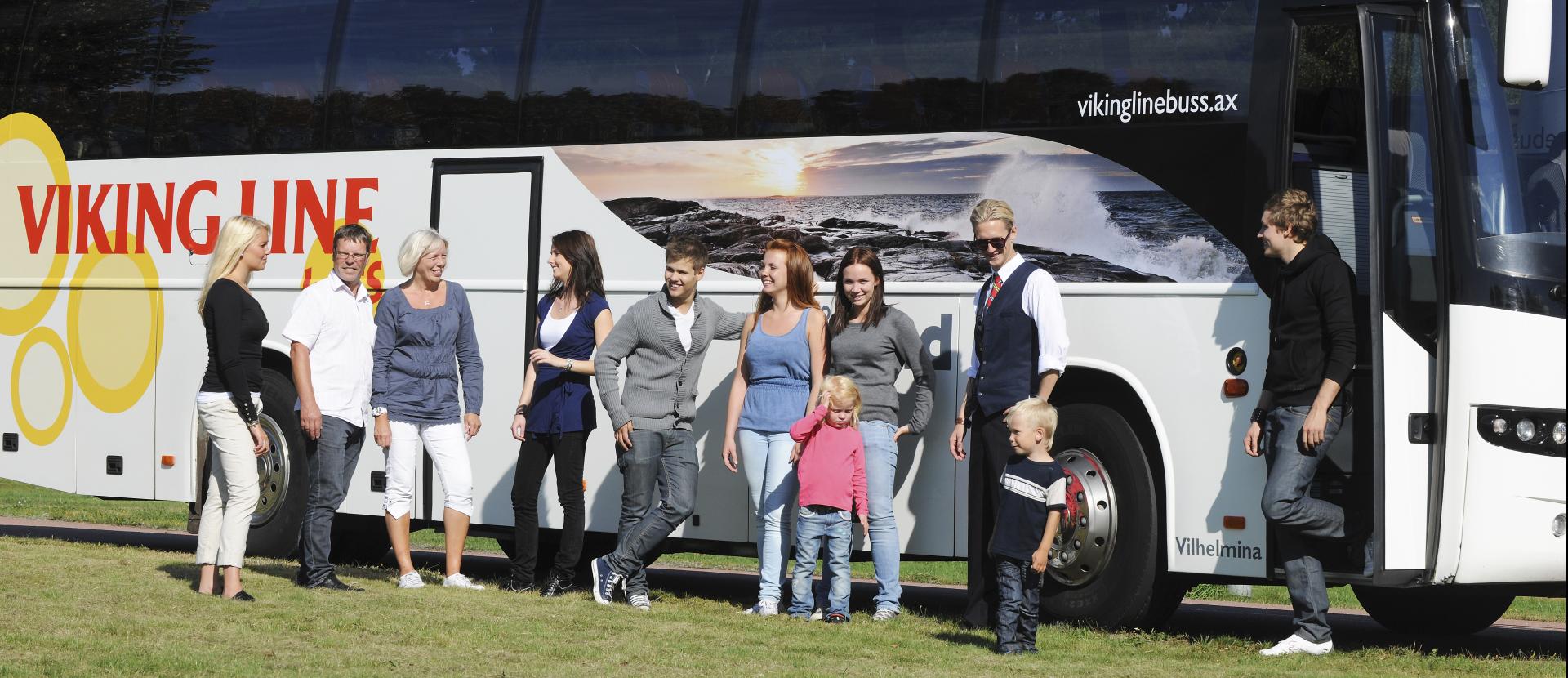 Grupp står framför Viking Line Buss på Åland.