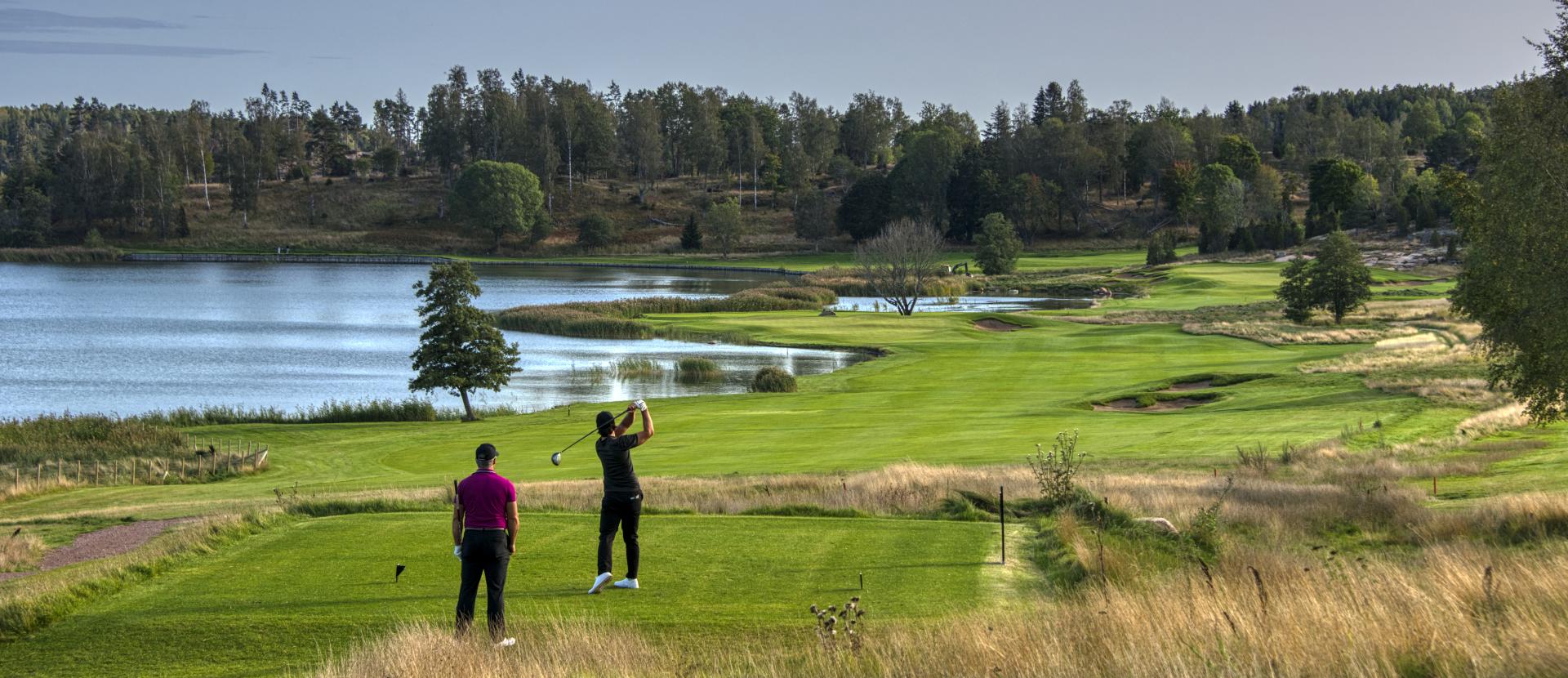 Golfare spelar på Slottsbanan vid Ålands Golfklubb.